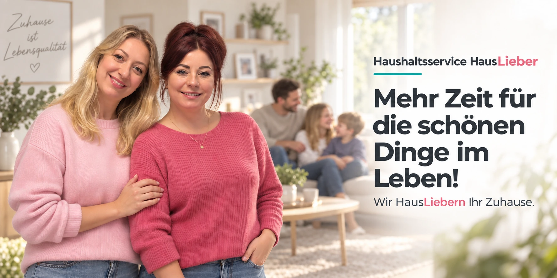 Hauslieber: zwei Kolleginnen in rosa Pullovern, eine Familie im Hintergrund. Mehr Zeit für die schönen Dinge im Leben! Wir HausLiebern Ihr Zuhause.